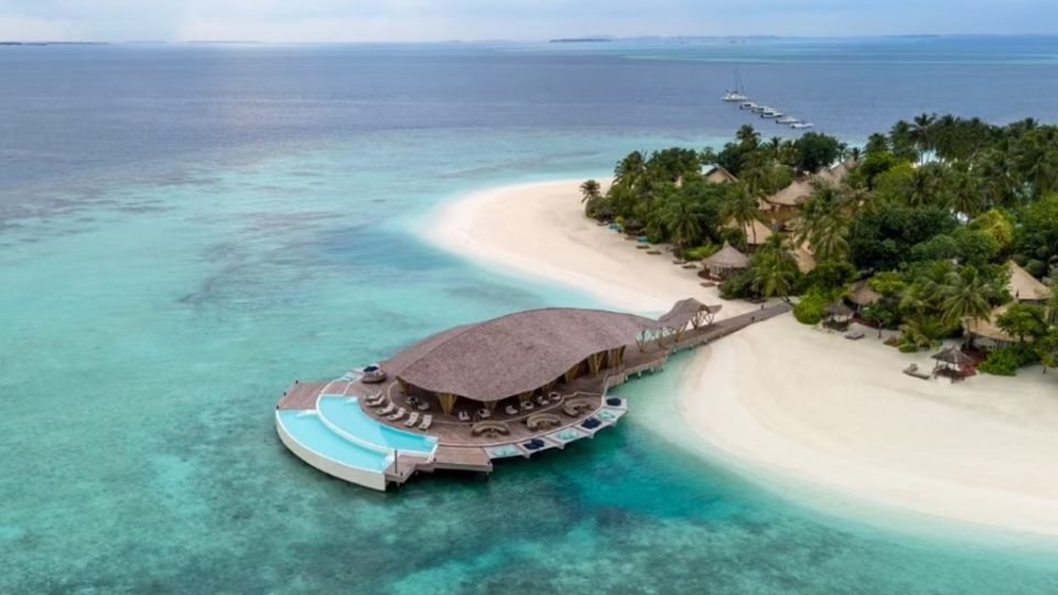 MALDIVE UN RISTORANTE CON STRUTTURA BIOCLIMATICA